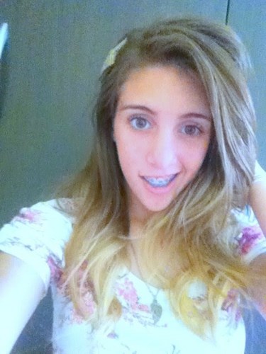 Medrosa frágil quieta sarcástica irônica Apenas uma garota com seus medos e seus sonhos...  tumblr? http://t.co/04gaFjSKGh  : )