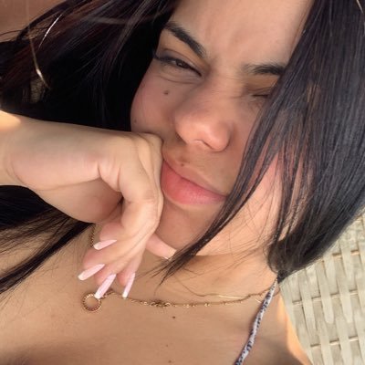 Vagas desgracias y momentos felices.💤
Por aqui si me gusta ser una badbitch, pero no soy de los 90'