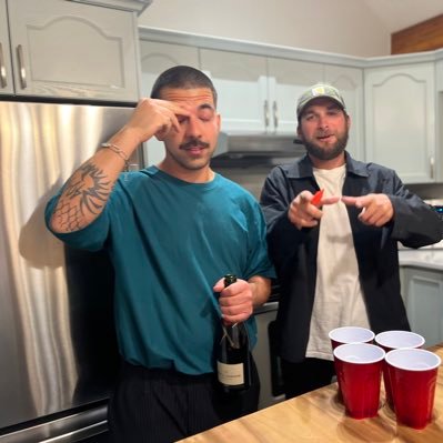 bhansen02's profile picture. keep your eyes to the sky, never glued to your shoes