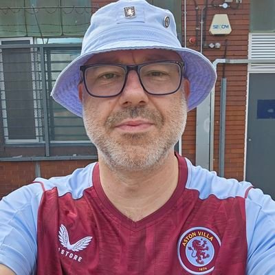 #AVFC 💜💙🦁 #UTV #metallica #acdc #bonscott #motorhead ♠️ 

Lover of Rock music, most sports. ⚽️🥊🏏🎱⛳🎾