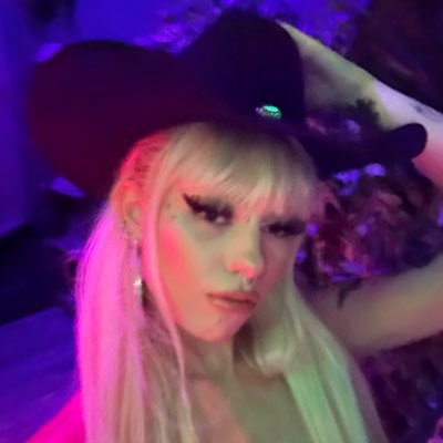 your stripper goddess 🦋 alt and pierced 🤩 all my links below 🖤 pay up $springbreakerzz https://t.co/zcve1qwvPQ