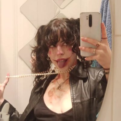 j’hésite entre poster des photos de mes dessins ou de mon cul 🤠