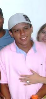 Carinhoso ,alegre,nervoso,as vezes arrogante e chato =) , gosto de quem gosta de mim , e amo quem me ama , ;) ,