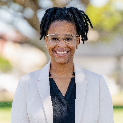 2x Northwestern University Alumna @medillschool  🎓Washed-up athlete @nuwbball 🏀 PR Director @lasparks