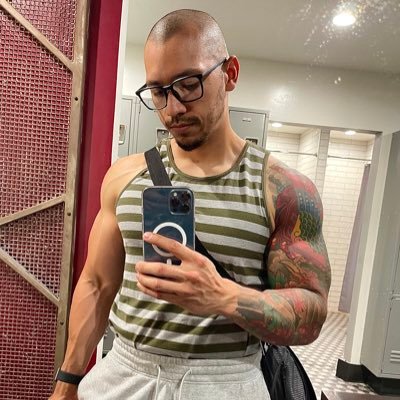 sickgainss's profile picture. -Amateur Meteorologist, Weak Gains.