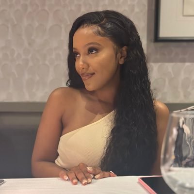 Tuks Alumni 👩🏽🎓 BCom Supply Chain Management graduate. BCom (Hons) Communication Management graduate. MPhil Supply Chain Management ✨ IG: mphomabala