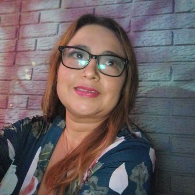 Creyente, facilitadora, comunicadora, madre, esposa, hija, sobrina.