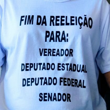 Autêntica, simples, espontânea, católica, mãe, avó, esquerda, adepta do minimalismo, radicalmente defensora da justiça social, antifascista.