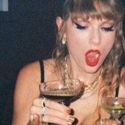 🍁personal account👻hot girls have mrsa 🍂stage 4 cancer fighter ☕️swiftie since 06’ 👵🏻 detroit ✋🏻 detroit night 1 💍🤍10/27/24🖤❤️💛writer & procrastinator
