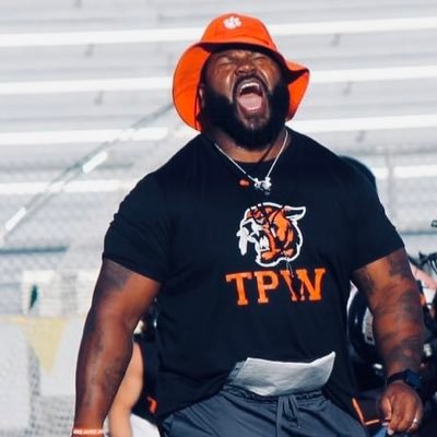 Father. Husband. Leader. Motivator🏴Coach DLINE HOGS At SMNW 🏴 Asst. Basketball Coach. UNDEFEATED CHAMPS💍#TRENCHMOB #TPW