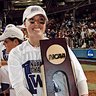 daniellelawrie5's profile picture. Momma X2 🇨🇦 2008 OLY / 2020 OLY 🥉2009 National Champ🏆 - @uwsoftball Alum 💜 @espn Analyst :instagram @daniellelawrie15 onepeloton L♥️ER