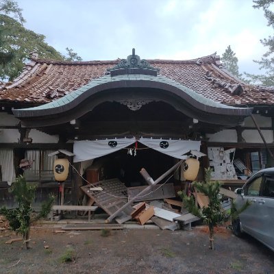 石川県輪島市鎮座。令和６年元旦の能登半島地震で拝殿社務所含め全壊しました。
１月２日神社横のおにぎりの炊き出しから始まった輪島セントラルキッチン炊き出し@工房長屋、支援物資の配給@シルバー人材センターを行っています。