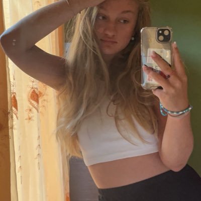 JichovaMarie's profile picture. spím s otevřenýma dveřma