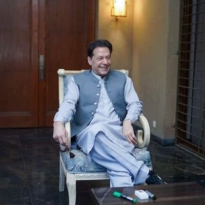 عمران خان ہمارا عشق ہیں 
اِیَّاکَ نَعٌبُدُ وَاِیَّاکَ نَسٌتَعِیٌن