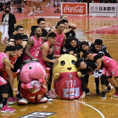 横浜在住の千葉ジェッツブースター🏀😍ブースター歴6年目。横浜から船橋まで観戦に行ってます😊とがぴのがんばりを見ると、仕事頑張ろうって思えます（笑）関東ならAwayも参戦してます！靴屋で店長してるシューフィッターです。とがぴのバッシュのサイズが気になって仕方がない😅💦（笑）