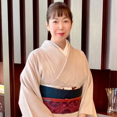 京都市出身、東京都在住。 能楽や美しいものが大好き。能楽の本を執筆中📕 小鼓、お太鼓をお稽古中💕着物好き👘💖徒然blog→https://t.co/hrrWtTcds5