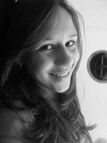 Sorria. Um sorriso destrói qualquer pessoa, principalmente quem não gosta de você. Sou como Vidro , Se cair eu Quebro , Mais se Pisar eu Corto ..