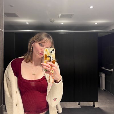 Blxckbumble's profile picture. She/Her •🌻🍯🎬🎢•