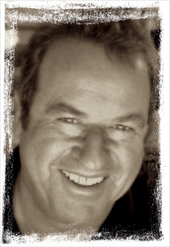 Award winning golf photographer travelling the world capturing the spirit of golf. Dabbles in paint occasionally.