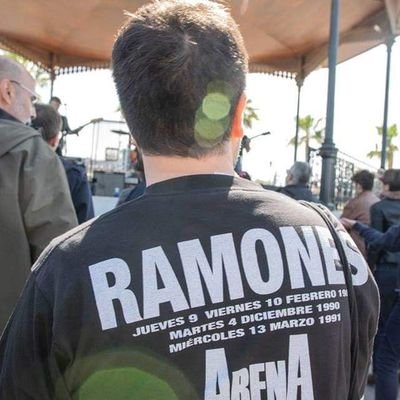 Ex presentador de Fahrenheit 77 (Mislata Radio), colaborador de Beat Valencia, Punk Popero, Madridista, y fan de los Ramones y de la pizza Pepperoni.