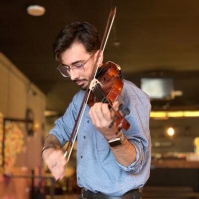 •Iranian style violinist 🎻