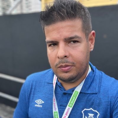 Formado em Direito, MBA em Gestão e mkt esportivo, conselheiro do Santos FC e gestor de futebol pela CBF Academy.