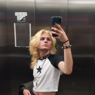 fale meu nome três vezes na frente do espelho que apareço na sua casa pra me m* na sua frente
(ele/ela/elu)