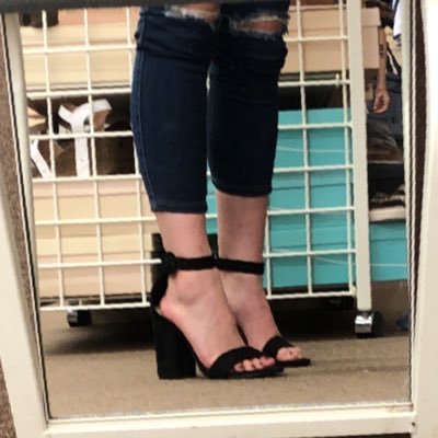 findom/ feet/ nude seller. cashapp or Venmo: needy2617) . I’m 19 😈 legit seller💋 don’t be a fucking loser.