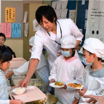 公立小学校の管理栄養士/かっこいい給食を作る/TBS安住さん爆笑の情熱の栄養士/たまにTV出演やドラマ監修/日曜天国出演/ (著)給食の謎:幻冬舎/犬猫ちゃんと青森と台湾旅行とプリン好き