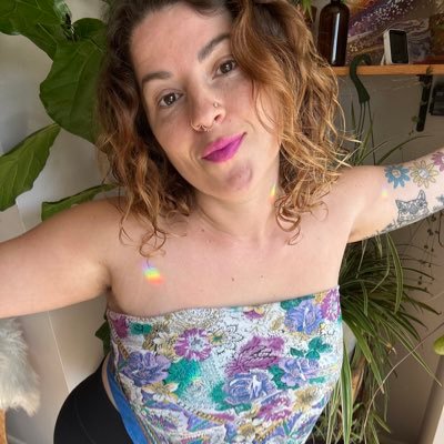 bizzaaa's profile picture. she/her 💌 support your local hoe