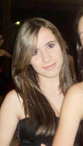 - 16 anos, geminiana,são paulina, estranha, nostalgica, feliz, comer e dormir . follow-me ((:
