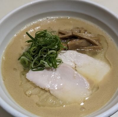 八王子駅南口のラーメン激戦区で、2014年4月24日にオープン。味噌ラーメンで有名な「麺や樽座」で７年厨房に立ち、自分の味を求めて独立開業。「濃厚・鶏白湯らーめん」と「淡麗鶏ダシの醤油らーめん」がメインメニュー。「食べた人が幸せになる」らーめん屋を目指します。TEL 042-621-1235