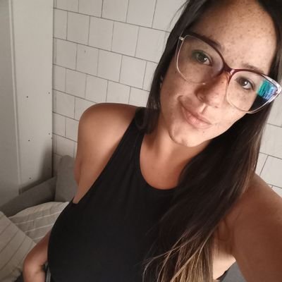 Un día me recibí de abogada.
Más peronista que persona.
No concibo el mundo sin milanesas. Enfermizamente cuerva.
No me gusta mi teta derecha.
Whisky y birra.