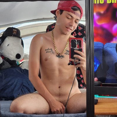 A gay skaterboy that loves to show off and make videos with friends and new people. DM me if you would like to have some fun and record it.