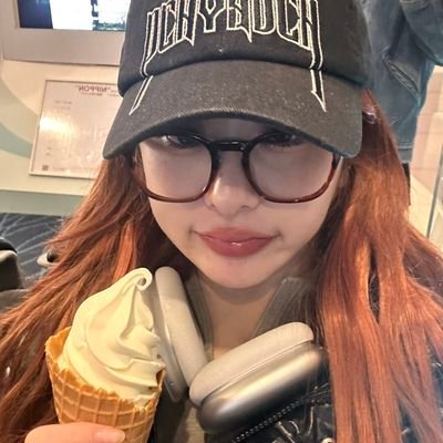— enfj,
u read my hidden feelings behind my decorated smile :)
it's @/svngh0n_ylsz