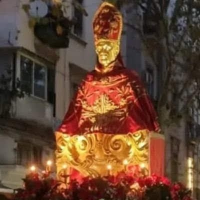 San Gennaro è un Napoletano, e si muove tra le facce, tra le vie e tra le vite del suo Popolo, un pò come Maradona e Pino Daniele.