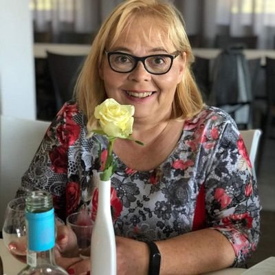 Jestem raczej obserwatorem niż pisarzem. PO dobrej stronie mocy.
Kibic Kolejorza od kołyski