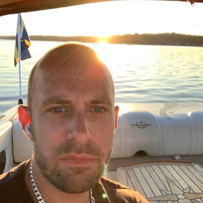 Vägen mot frihet. Motorintresse, Matlagning, Träning, Spel & Aktier. Investerar i aktier med hög tillväxt och några utdelningsaktier. Swingtrading + Buy&hold