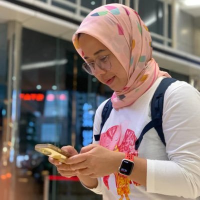 nisafaridz's profile picture. education enthusiast, mother of two cats, loves good books, movies, coffee, jazz, fields, cycling, walking, kind people, softball, and board games.