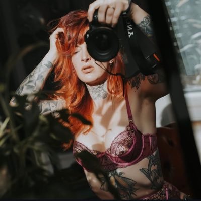 • Modèle photo tatouée, je vends mes shoot sexy aux intéressés