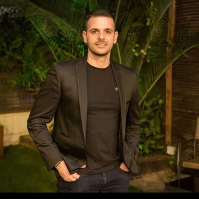 יהודי, אחכ ישראלי. איש ארץ ישראל השלמה.
עם ישראל, תורת ישראל וארץ ישראל מעל לכל.
נלחם בפרוגרס, ברפורמים ובכל טירלול בן ימינו.
שמאל ? בסהכ נתיב עקיפה בכביש