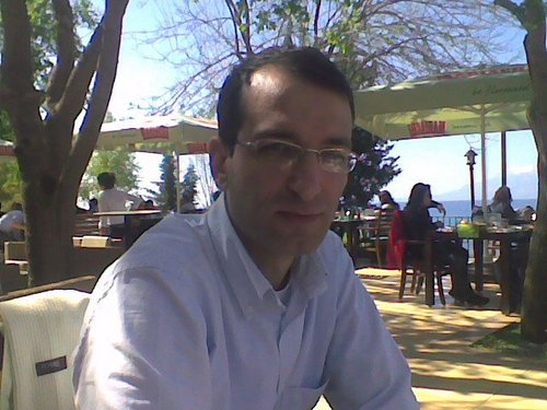 cahit sıtkı'nın yaş 35 şiirindeki yaşı geçtik yalnız ama mutlu hayatı seven turizm işinde bir adam izmir memleketim gurur duyduğum antalya ise yaşadığım yer.