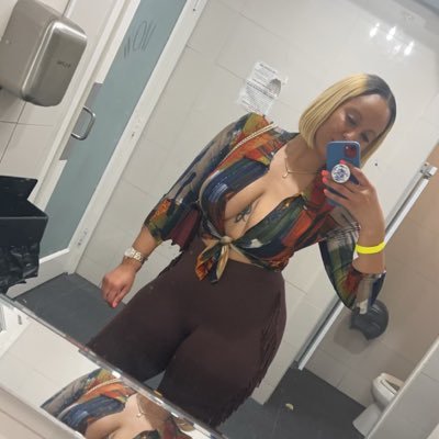 5’11 without 👠Heels on. Big Fine & I HATE small talk 👑