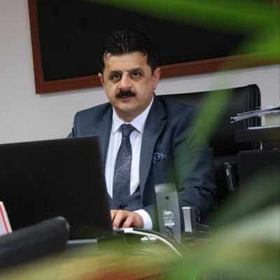 Yüksek Ziraat Mühendisi.
Sosyolog-Siyaset Bilimci. Uzman Klinik Psikolog
