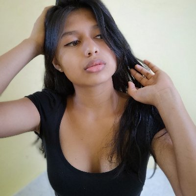 🎉🔞 ¡Recién aterrizada en los 18!
Descubriendo el mundo con ojos llenos de curiosidad y corazón lleno de sueños