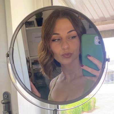 emmatayla__'s profile picture. old acc is hacked @emmatayla_ 😤