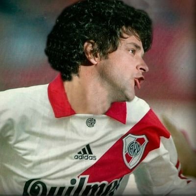 Campeón del mundo. Hincha del Club Atlético @RiverPlate como Ángel Amadeo Labruna. Messista y Ceratista. Uso @AgustinSDR como cuenta secundaria.