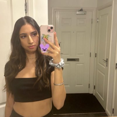 rosey23_'s profile picture. romcom enthusiast