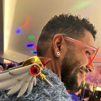 Olindense em Berlin (mais clube das pás, menos berghain). 10% tech x 10% Drag race x 10% Pokémon x 20% surtos individuais e coletivos x 50% rt de meme.