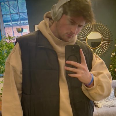 just a gay who likes chunky men tbh! spend most of my time being a human water or air balloon.  Any contributions will go towards my belly Cash app:£James198604